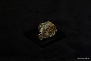 Granat (Almandin) +Pirit